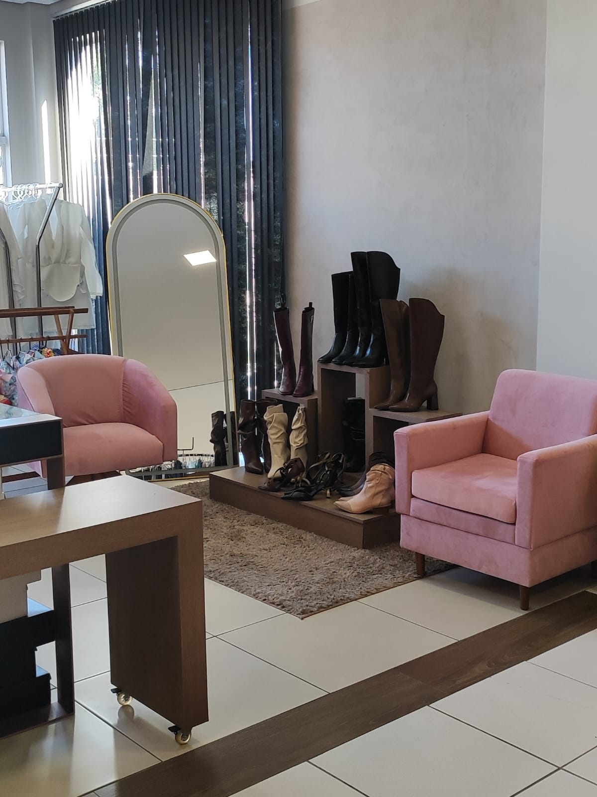 Cantinho dos calçados e poltronas Miss Amores